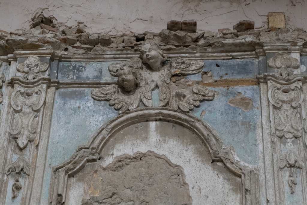 foto di una parete con fregi di putti